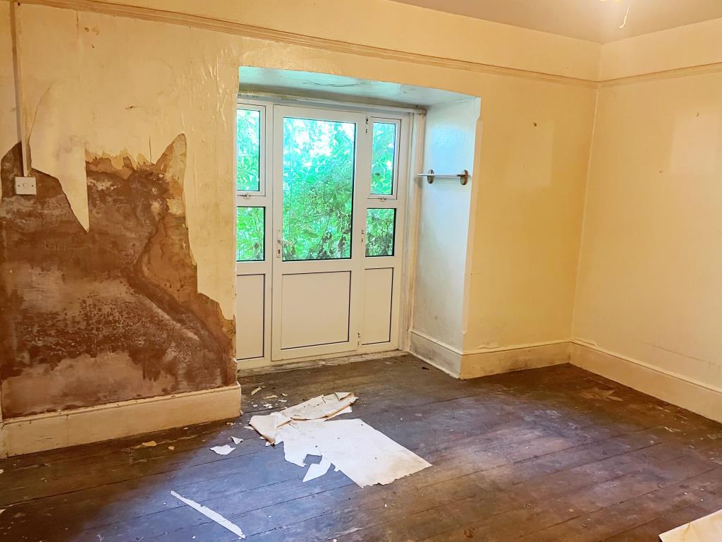 Lot: 99 - HOUSE ARRANGED AS TWO FLATS WITH LARGE GARDENS - Ground floor living room with door to rear garden